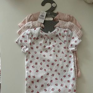 GAP baby onesies set of 3 3-6 months sleepers bodysuits